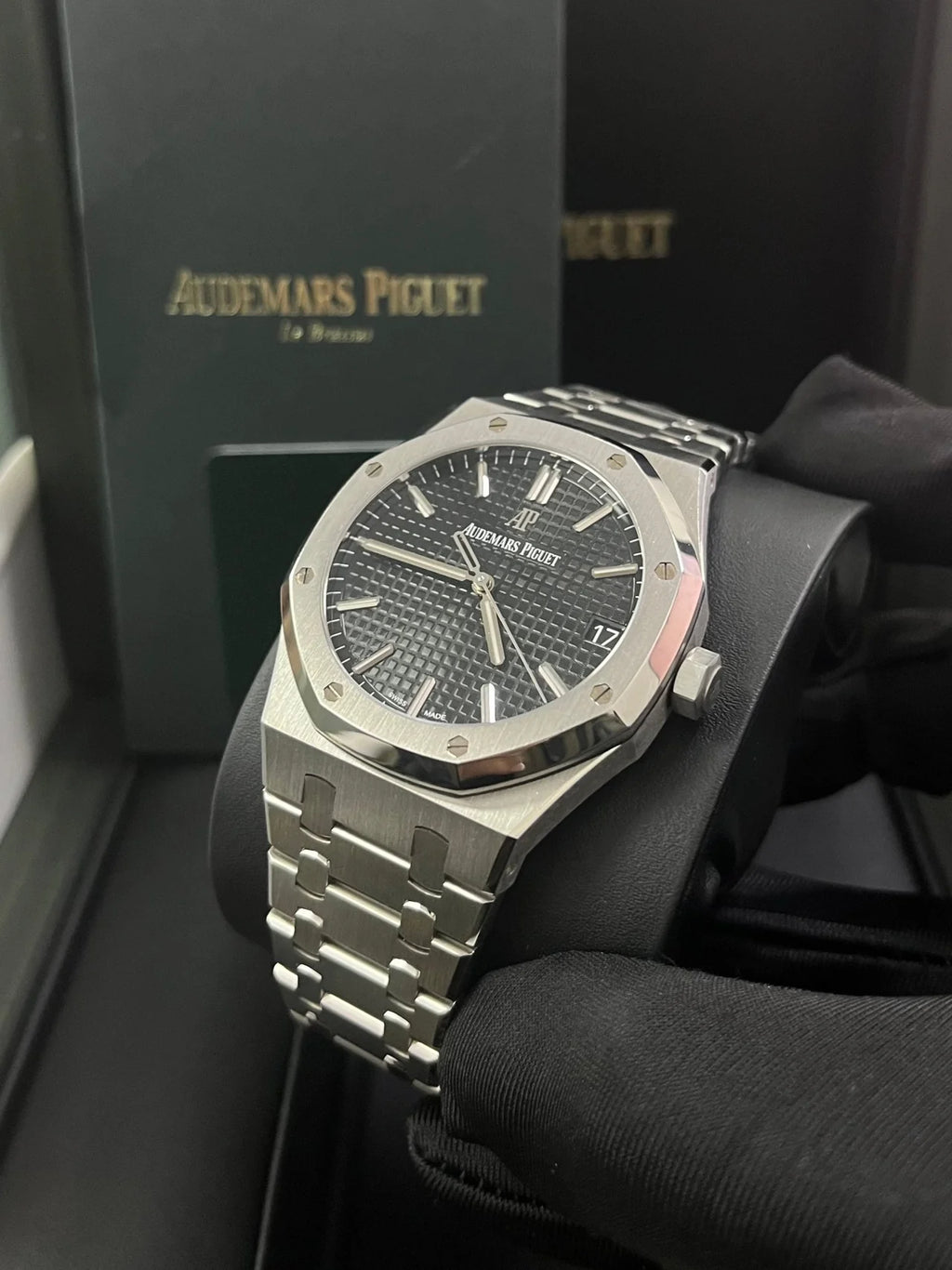 Audemars Piguet Royal Oak "Jumbo" Extra-Thin – White Gold Black Dial